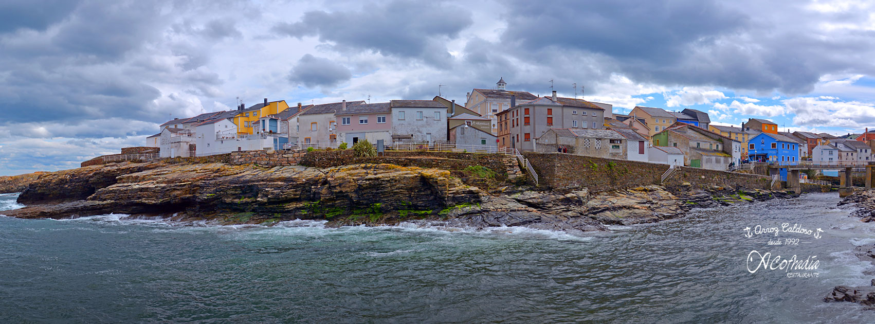 El restaurante A Cofradía está ubicado en Rinlo (Ribadeo), A Mariña lucense – Costa Cantábrica, al lado del puerto y cerca de la famosa playa de As Catedrais
